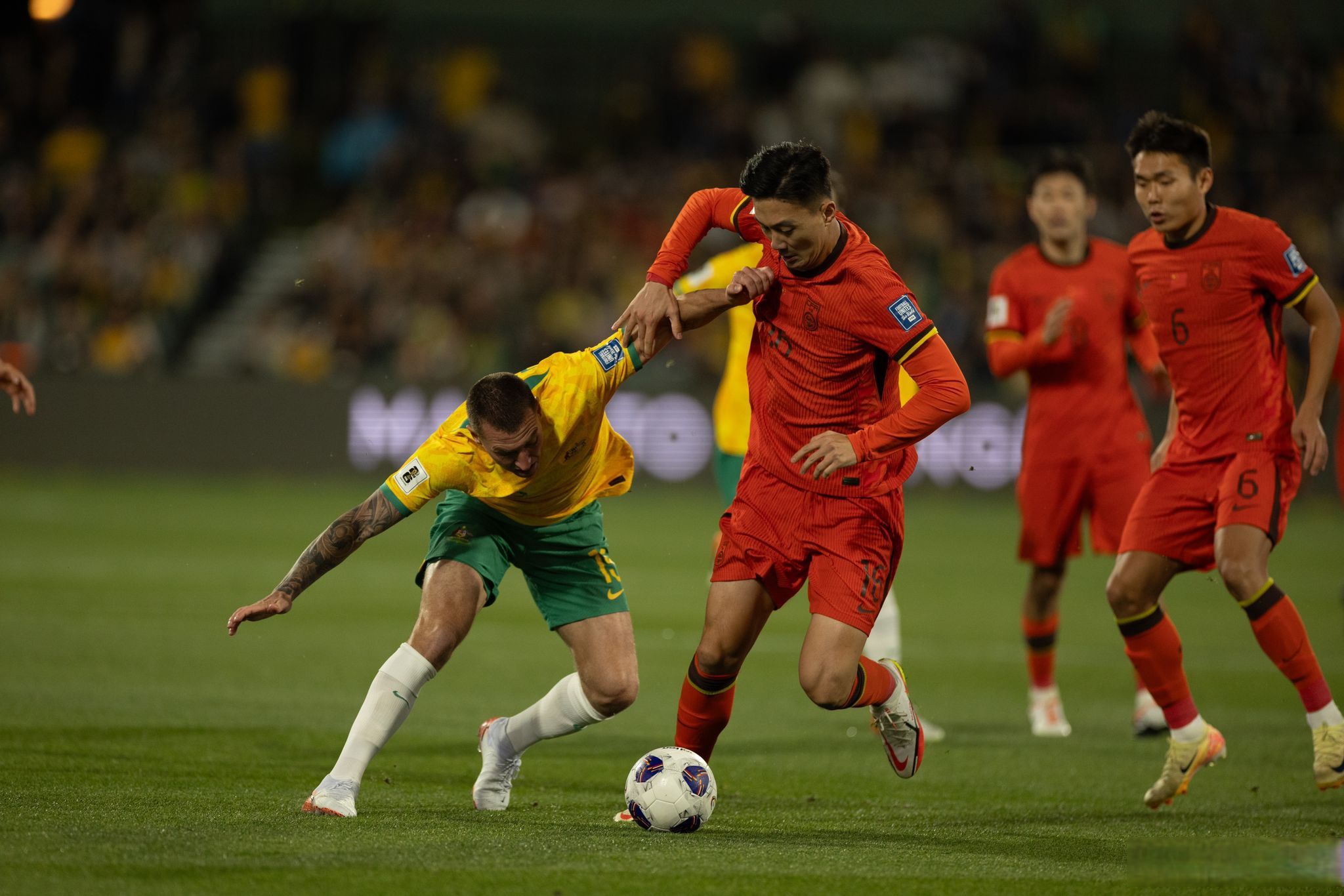 顶级足球比赛轮番上演，球队实力对决